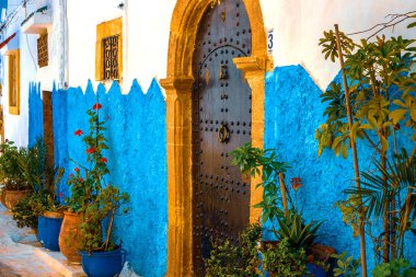 Mavi ve Beyaz Sokak Rabat Fas Kasbah des Oudaias içinde