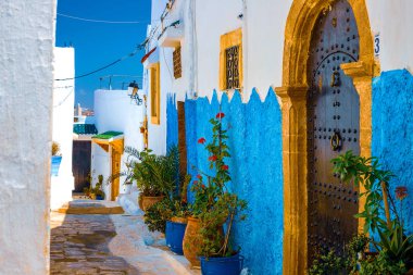 Mavi ve Beyaz Sokak Rabat Fas Kasbah des Oudaias içinde