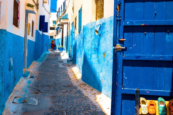 Blue and White Street i Kasbah des Oudaias i Rabat Marocko — Stockfoto