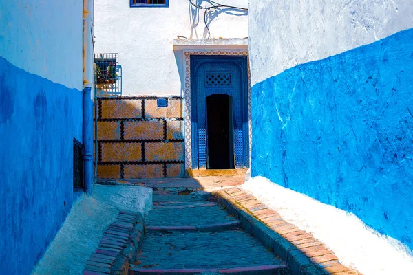 Calle Azul y Blanca en la Kasbah des Oudaias en Rabat Marruecos — Foto de Stock