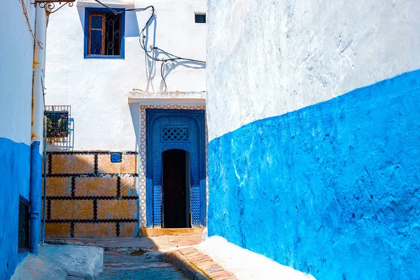 Rua Azul e Branco na Kasbah des Oudaias em Rabat Marrocos — Fotografia de Stock