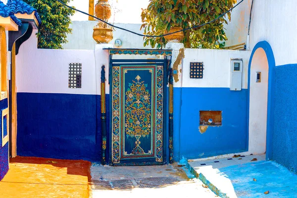 Blauwe en witte straat in de Kasbah Des Oudaias in Rabat Marokko — Stockfoto