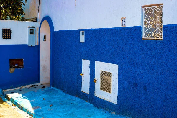 Rua Azul e Branco na Kasbah des Oudaias em Rabat Marrocos — Fotografia de Stock
