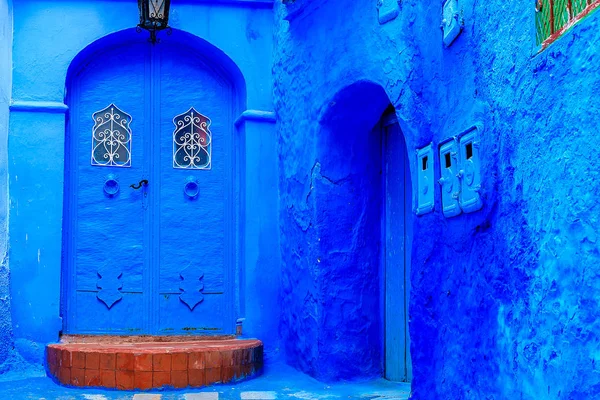 Chefchaouen, uma cidade com casas pintadas de azul. Uma cidade com ruas estreitas, bonitas e azuis — Fotografia de Stock