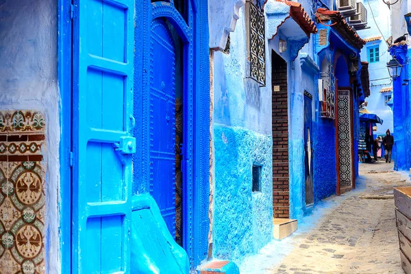 Chefchaouen, una città con case dipinte di blu. Una città con strade strette, belle, blu — Foto Stock