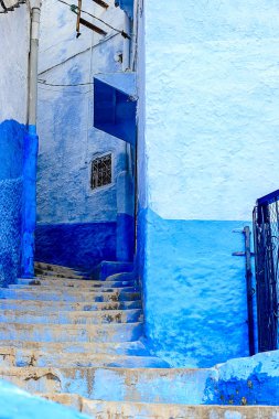 Şef, mavi boyalı evleri olan bir şehir. Dar, güzel, mavi sokakları olan bir şehir..