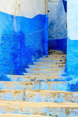 Şef, mavi boyalı evleri olan bir şehir. Dar, güzel, mavi sokakları olan bir şehir..