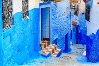 Şef, mavi boyalı evleri olan bir şehir. Dar, güzel, mavi sokakları olan bir şehir..