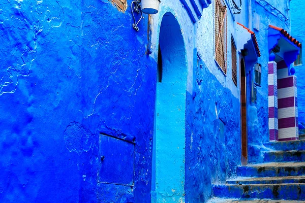 Chefchaouen, una ciudad con casas pintadas de azul. Una ciudad con calles estrechas, hermosas y azules. — Foto de Stock