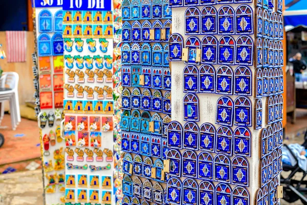 Сувениры и подарки на улицах Шефшауэна. Красивые магниты на улицах Марокко. Морено, Фабрегас — стоковое фото