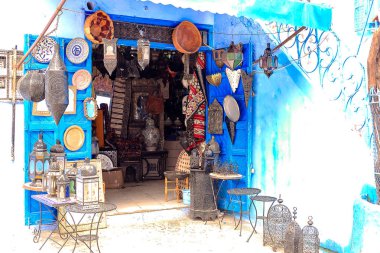Renkli Fas kumaşları ve el yapımı hediyeler mavi şehirdeki sokakta Şef, Fas, Afrika..