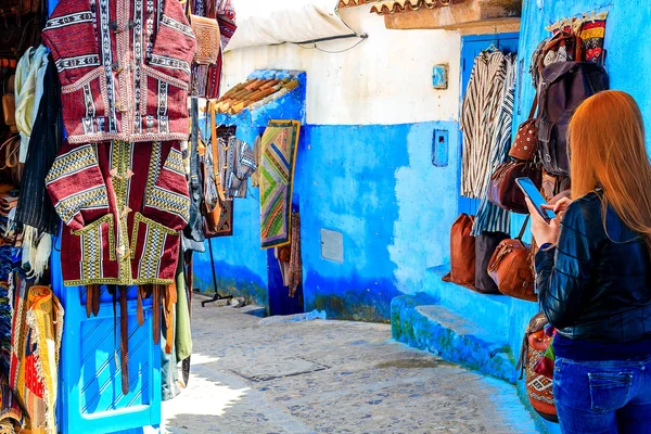 Coloridos tejidos marroquíes y recuerdos hechos a mano en la calle en la ciudad azul Chefchaouen, Marruecos, África.. — Foto de Stock