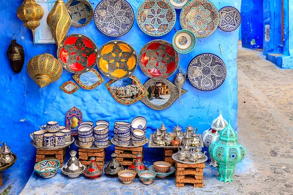 Colorful Moroccan fabrics and handmade souvenirs on the street in the blue city Chefchaouen, Morocco, Africa.. — Stock Photo, Image