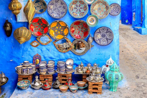 Colorful Moroccan fabrics and handmade souvenirs on the street in the blue city Chefchaouen, Morocco, Africa.. — Stock Photo, Image