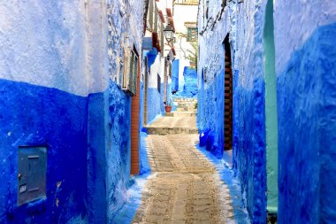 Şef, mavi boyalı evleri olan bir şehir. Dar, güzel, mavi sokakları olan bir şehir..