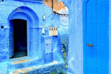 Şef, mavi boyalı evleri olan bir şehir. Dar, güzel, mavi sokakları olan bir şehir..