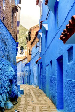 Şef, mavi boyalı evleri olan bir şehir. Dar, güzel, mavi sokakları olan bir şehir..