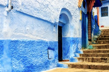 Şef, mavi boyalı evleri olan bir şehir. Dar, güzel, mavi sokakları olan bir şehir..