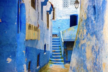 Şef, mavi boyalı evleri olan bir şehir. Dar, güzel, mavi sokakları olan bir şehir..