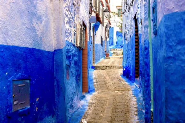 Chefchaouen, una ciudad con casas pintadas de azul. Una ciudad con calles estrechas, hermosas y azules. — Foto de Stock