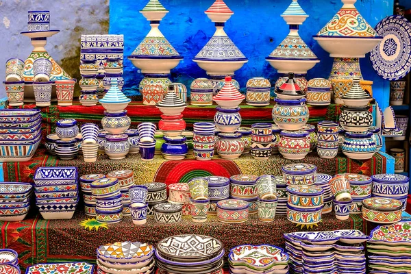 Kain Maroko berwarna dan suvenir buatan tangan di jalan di kota biru Chefchaouen, Maroko, Afrika.. — Stok Foto