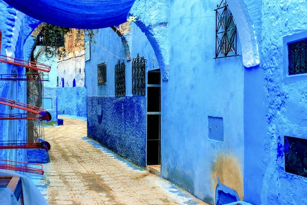 Chefchaouen, uma cidade com casas pintadas de azul. Uma cidade com ruas estreitas, bonitas e azuis. — Fotografia de Stock