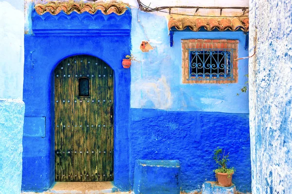 Chefchaouen, uma cidade com casas pintadas de azul. Uma cidade com ruas estreitas, bonitas e azuis. — Fotografia de Stock