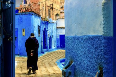Şef, mavi boyalı evleri olan bir şehir. Dar, güzel, mavi sokakları olan bir şehir..