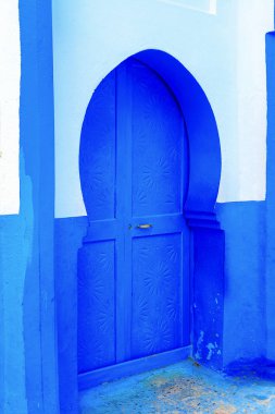 Şef, mavi boyalı evleri olan bir şehir. Dar, güzel, mavi sokakları olan bir şehir..