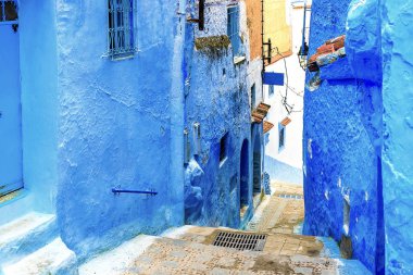 Şef, mavi boyalı evleri olan bir şehir. Dar, güzel, mavi sokakları olan bir şehir..