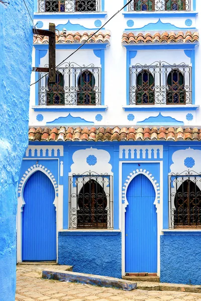 Chefchaouen, uma cidade com casas pintadas de azul. Uma cidade com ruas estreitas, bonitas e azuis. — Fotografia de Stock