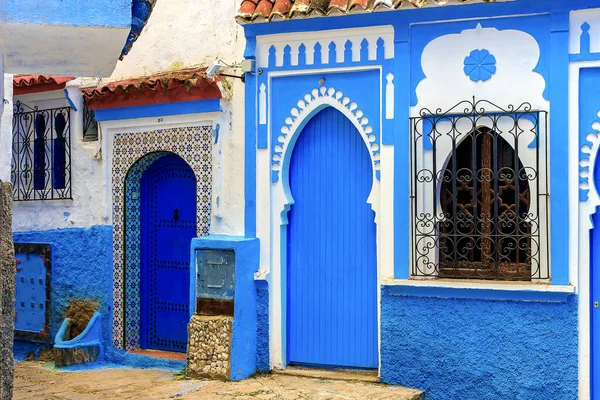 Chefchaouen, uma cidade com casas pintadas de azul. Uma cidade com ruas estreitas, bonitas e azuis. — Fotografia de Stock