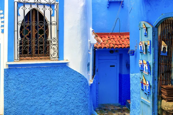 Chefchaouen, uma cidade com casas pintadas de azul. Uma cidade com ruas estreitas, bonitas e azuis. — Fotografia de Stock