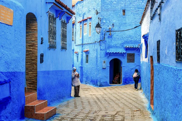 Chefchaouen, uma cidade com casas pintadas de azul. Uma cidade com ruas estreitas, bonitas e azuis. — Fotografia de Stock