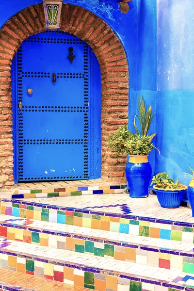 Chefchaouen, uma cidade com casas pintadas de azul. Uma cidade com ruas estreitas, bonitas e azuis. — Fotografia de Stock