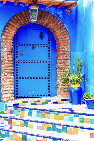 Chefchaouen, uma cidade com casas pintadas de azul. Uma cidade com ruas estreitas, bonitas e azuis. — Fotografia de Stock