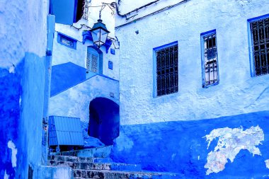 Şef, mavi boyalı evleri olan bir şehir. Dar, güzel, mavi sokakları olan bir şehir..