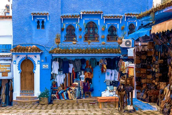 Färgglada marockanska tyger och handgjorda souvenirer på gatan i den blå staden Chefchaouen, Marocko, Afrika.. — Stockfoto
