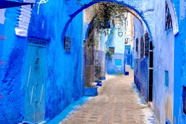 Şef, mavi boyalı evleri olan bir şehir. Dar, güzel, mavi sokakları olan bir şehir..