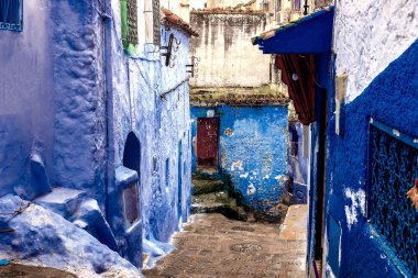 Şef, mavi boyalı evleri olan bir şehir. Dar, güzel, mavi sokakları olan bir şehir..