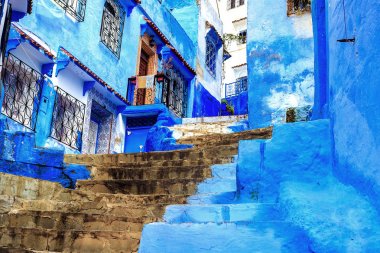 Şef, mavi boyalı evleri olan bir şehir. Dar, güzel, mavi sokakları olan bir şehir..