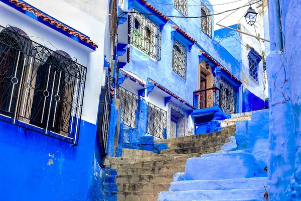 Chefchaouen, uma cidade com casas pintadas de azul. Uma cidade com ruas estreitas, bonitas e azuis. — Fotografia de Stock