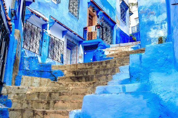 Chefchaouen, una ciudad con casas pintadas de azul. Una ciudad con calles estrechas, hermosas y azules. — Foto de Stock