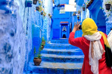 Chefchaouen, Fas - 24.04.2019: Chefchaouen'de fotoğraf çeken turistler