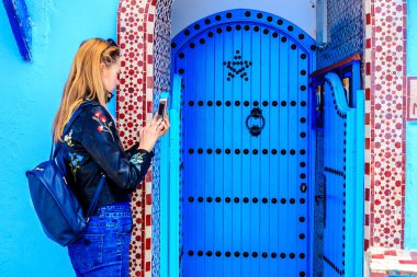 Chefchaouen, Fas - 24.04.2019: Chefchaouen'de fotoğraf çeken turistler
