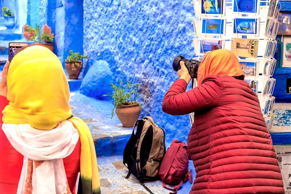 Chefchaouen, Marruecos - 24.04.2019: Turistas tomando fotos en Chefchaouen — Foto de Stock