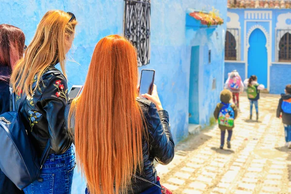 Chefchaouen, Marrocos - 24.04.2019: Turistas tirando fotos em Chefchaouen — Fotografia de Stock