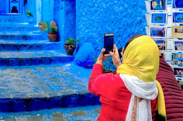 Chefchaouen, Marruecos - 24.04.2019: Turistas tomando fotos en Chefchaouen — Foto de Stock