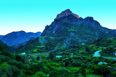 Fas Chefchaouen yol boyunca bir dağ vadisinde güzel günbatımı
