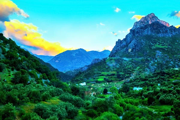 Fas Chefchaouen yol boyunca bir dağ vadisinde güzel günbatımı — Stok fotoğraf
